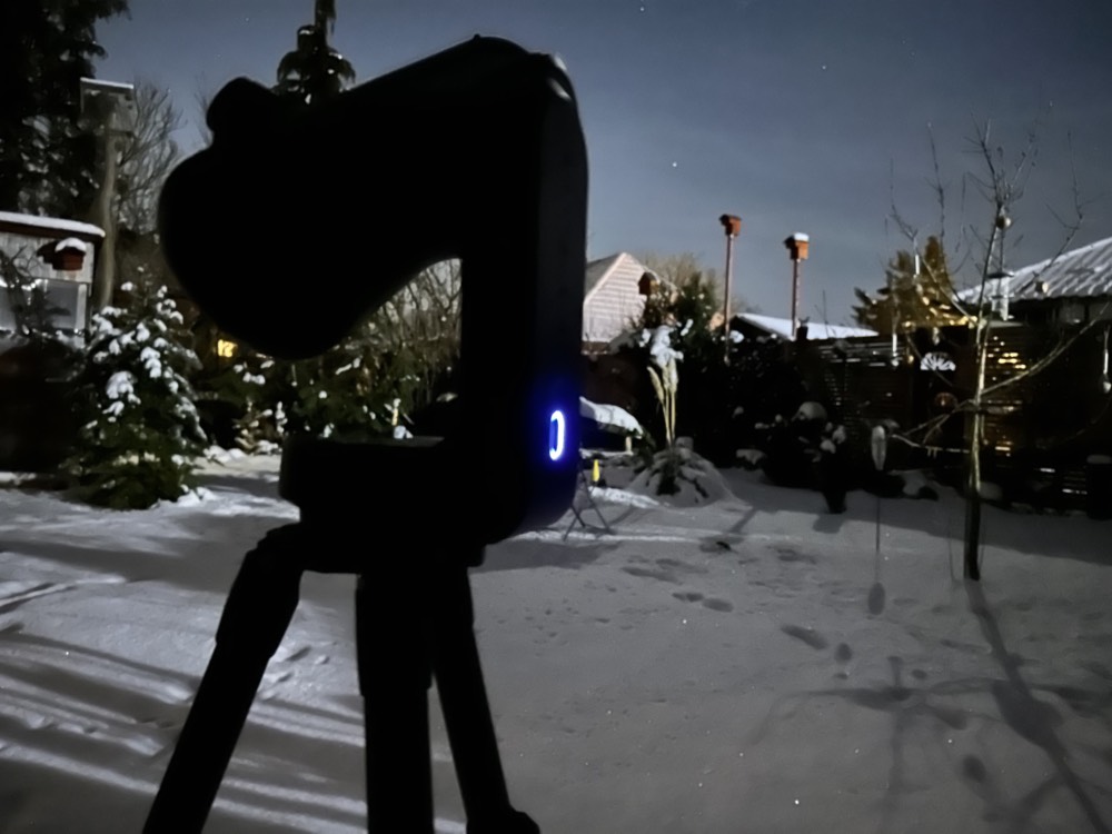 Ein Smart-Teleskop stellen Sie einfach in Ihren Garten oder auf den Balkon - schon kann die Reise in den Himmel losgehen.